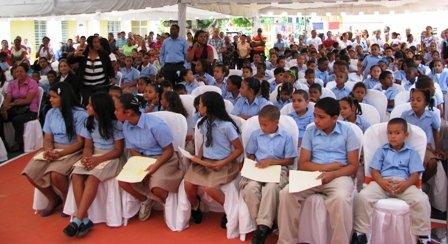 Estudiantes asistente al acto de Inaguración de la Escuela de Bonagua